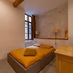 L'elegance De La Pierre Au Pied De La Maison Carree - Nuit A * Nîmes