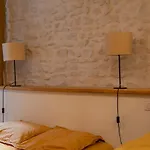 Lejlighed L'elegance De La Pierre Au Pied De La Maison Carree - Nuit A