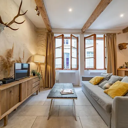 Appartement Nuit à - Au Pied De La Maison Carrée