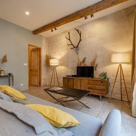 L'elegance De La Pierre Au Pied De La Maison Carree - Nuit A Nîmes