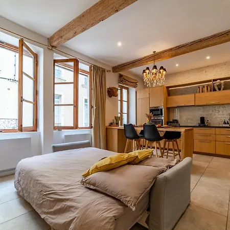 Nuit à - Au Pied De La Maison Carrée Appartement Nîmes
