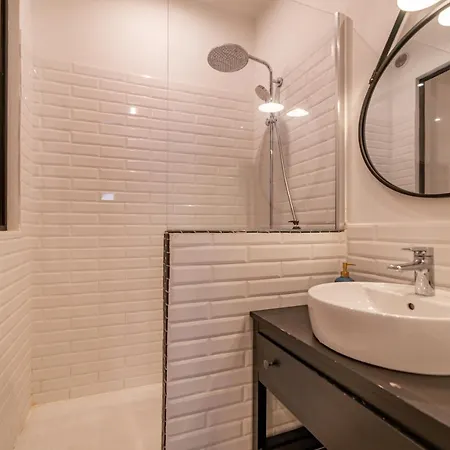 Nuit à - Au Pied De La Maison Carrée Appartement