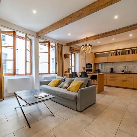 Nuit à - Au Pied De La Maison Carrée Appartement
