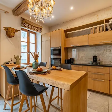 Appartement Nuit à - Au Pied De La Maison Carrée *