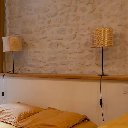 Appartement Nuit à - Au Pied De La Maison Carrée