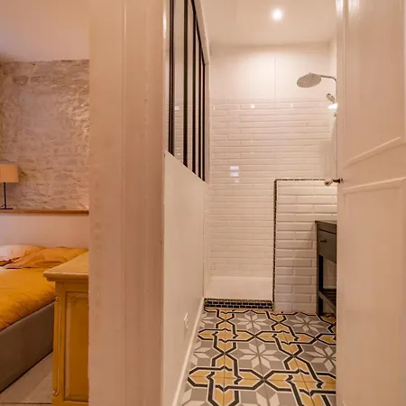 L'elegance De La Pierre Au Pied De La Maison Carree - Nuit A Nîmes