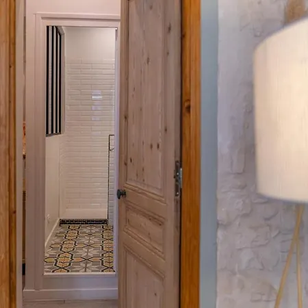 Appartement Nuit à - Au Pied De La Maison Carrée