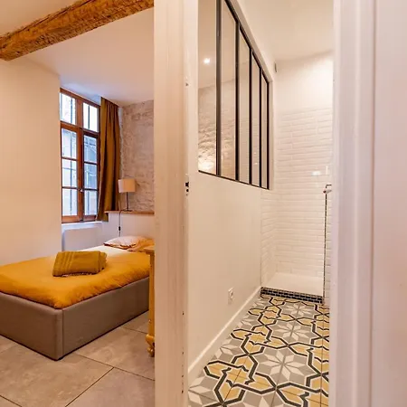 L'elegance De La Pierre Au Pied De La Maison Carree - Nuit A * Nîmes