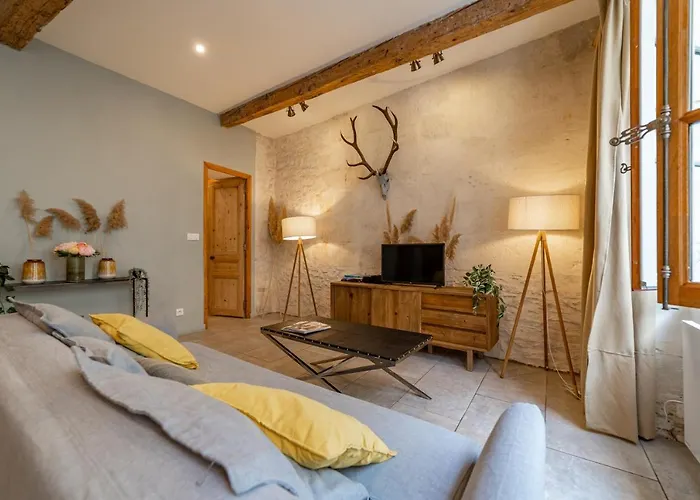 L'elegance De La Pierre Au Pied De La Maison Carree - Nuit A نيم