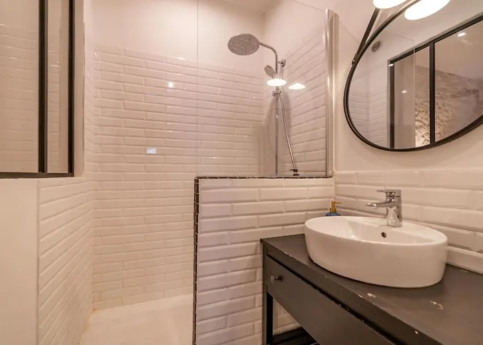 L'elegance De La Pierre Au Pied De La Maison Carree - Nuit A شقة