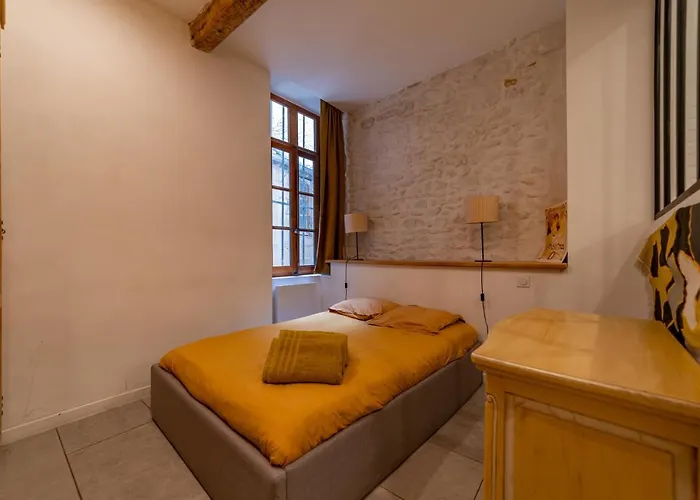 L'elegance De La Pierre Au Pied De La Maison Carree - Nuit A * Nîmes