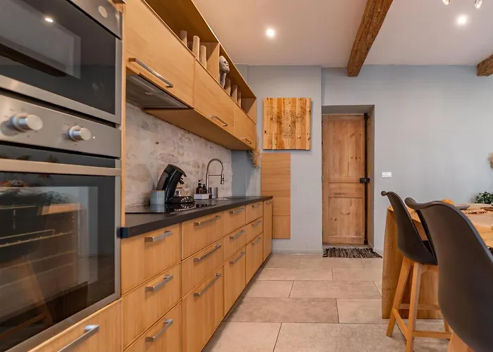 L'elegance De La Pierre Au Pied De La Maison Carree - Nuit A