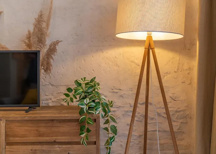 L'elegance De La Pierre Au Pied De La Maison Carree - Nuit A * Nîmes