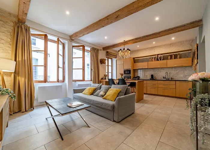 L'elegance De La Pierre Au Pied De La Maison Carree - Nuit A شقة