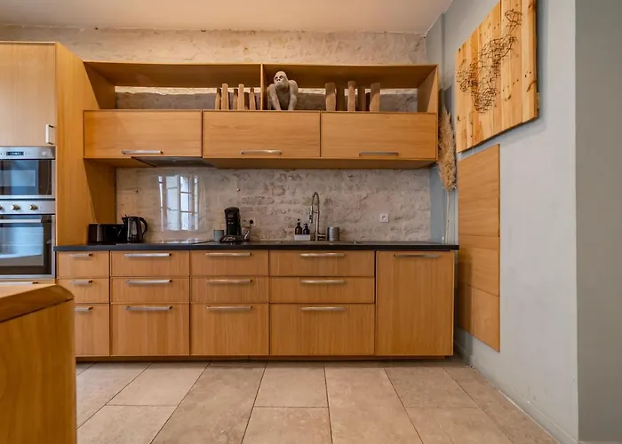 L'elegance De La Pierre Au Pied De La Maison Carree - Nuit A Apartament