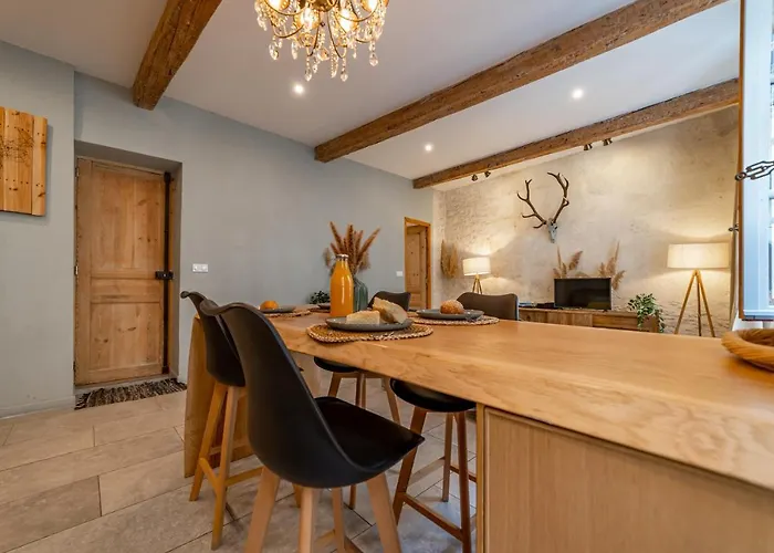 L'elegance De La Pierre Au Pied De La Maison Carree - Nuit A