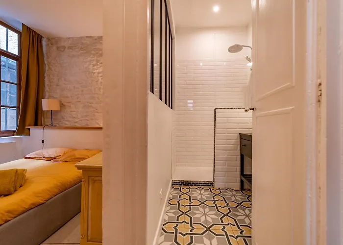 L'elegance De La Pierre Au Pied De La Maison Carree - Nuit A نيم