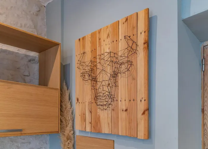 L'elegance De La Pierre Au Pied De La Maison Carree - Nuit A