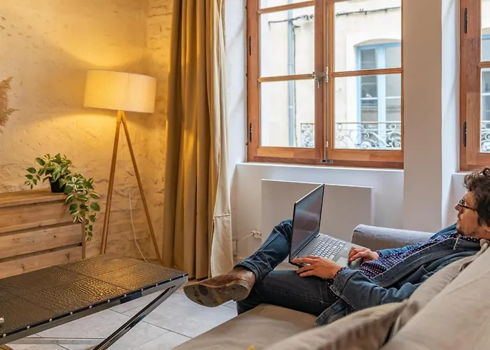 L'elegance De La Pierre Au Pied De La Maison Carree - Nuit A