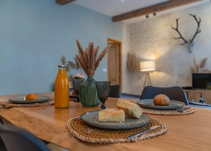 L'elegance De La Pierre Au Pied De La Maison Carree - Nuit A Nîmes