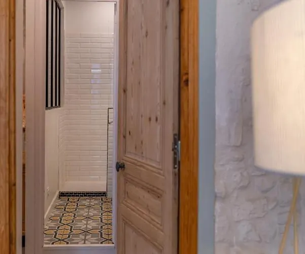 شقة L'elegance De La Pierre Au Pied De La Maison Carree - Nuit A