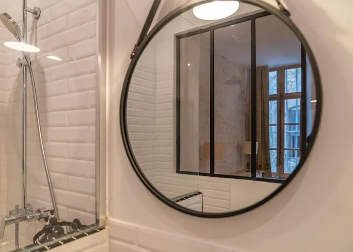 L'elegance De La Pierre Au Pied De La Maison Carree - Nuit A نيم