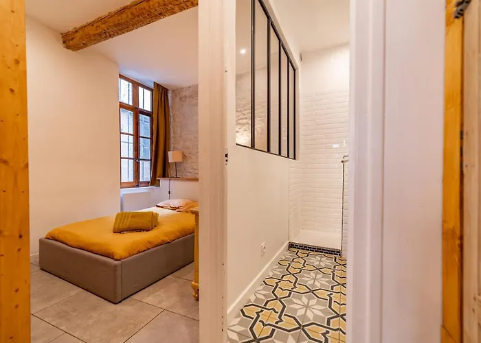 L'elegance De La Pierre Au Pied De La Maison Carree - Nuit A * Nîmes